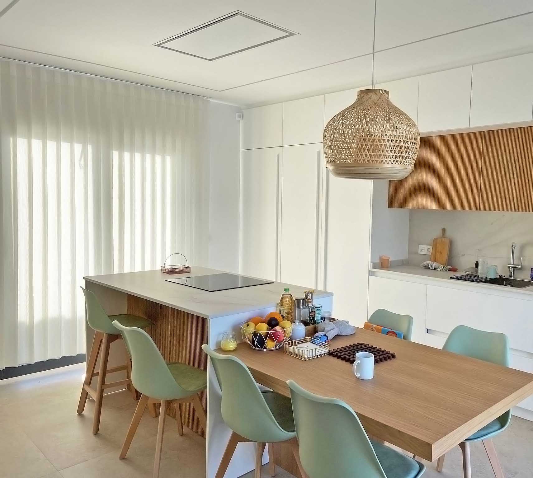 Cocina de aspecto moderno con cortina Dinno en ventanal